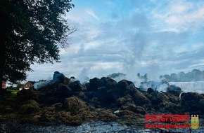 Feuerwehr Recklinghausen: FW-RE: Schlussmeldung: Brand von mehreren Strohballen auf einem landwirtschaftlichen Betrieb - Feuerwehr im Großeinsatz