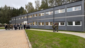 ADAPTEO: Modulbau für Bauoffensive in Olivgrün / Adapteo baut modulares Schulgebäude für Bundeswehr in Litauen