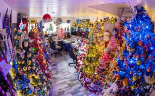 Ehepaar Jeromin platziert 621 geschmückte Weihnachtsbäume in ihrem Haus in Rinteln und erzielt neuen RID-Weltrekord