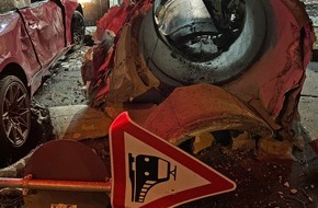 Polizeipr&auml;sidium Nordhessen: POL-KS: BMW M4 kracht gegen Litfa&szlig;s&auml;ule: &Uuml;ber 100.000 Euro Schaden bei Unfall