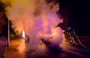 Feuerwehr Essen: FW-E: Kleintransporter brennt in voller Ausdehnung
