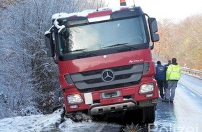 Polizeipräsidium Westpfalz: POL-PPWP: Weilerbach: Lkw sackt ab und drückt Planke um