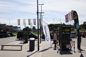 EWE Go und HOCHTIEF eröffnen ersten Deutschlandnetz-Ladepark in Schleswig-Holstein