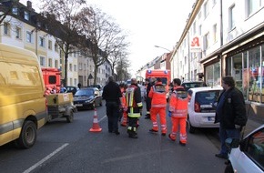 Feuerwehr Essen: FW-E: Auffahrunfall mit drei beteiligten Fahrzeugen, vier Erwachsene und zwei Kleinkinder verletzt