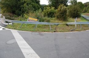 Polizeiinspektion Hameln-Pyrmont/Holzminden: POL-HOL: Bundesstraße 83 - "Weiße Brücke": Wessen Land Rover geriet in die Schutzplanke ? - Fahrzeugführer flüchtig -