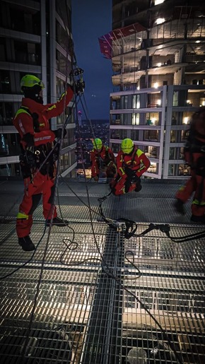 FW-F: Frankfurt Innenstadt - Zwei Arbeiter aus Fassadengondel gerettet