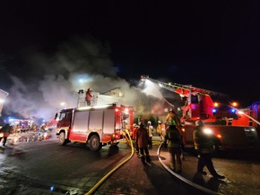 POL-STD: Feuer zerstört leerstehendes Gaststättengebäude in Freiburg/Elbe