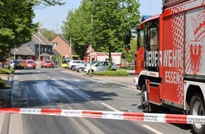 Feuerwehr Essen: FW-E: Arbeitsunfall auf einem Betriebsgelände - Gefahrstoff tritt aus und sorgt für aufwendige Reinigungsarbeiten