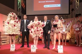 Messe Berlin GmbH: Grüne Woche 2018: Blumenhalle - Stardesigner Michalsky bei rosiger Modenshow