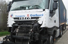 Polizeiinspektion Hildesheim: POL-HI: BAB 7, LK Goslar ++ Engländer verläßt über Rastanlagenauffahrt die BAB und löst dadurch schweren Auffahrunfall zwischen zwei LKW aus ++ hoher Sachschaden ++ ein Leichtverletzter