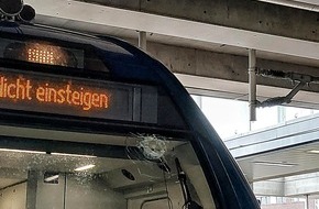 Bundespolizeiinspektion Kiel: BPOL-KI: Vermummter bewirft Zug - Bundespolizei sucht Zeugen