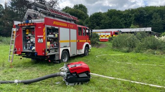 Feuerwehr Mettmann: FW Mettmann: Zimmerbrand auf Bauernhof /Vollbrand eines Wintergartens in Mettmann-Metzkausen führt zu Großeinsatz der Feuerwehr. Die Feuerwehr kann ein Übergreifen der Flammen auf das Wohnhaus verhindern.