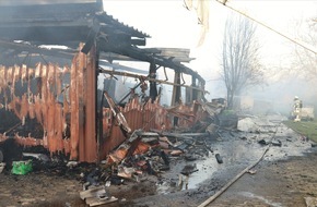Kreispolizeibehörde Höxter: POL-HX: Garage und Holzlager geraten in Brand