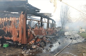 Kreispolizeibehörde Höxter: POL-HX: Garage und Holzlager geraten in Brand