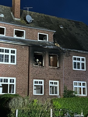 FW-LK Leer: Schrecklicher Brand in Mehrfamilienhaus auf Borkum - Personen sprangen aus dem Fenster