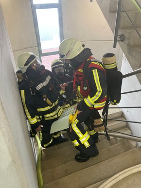 FW-EN: Hochhausbrandbekämpfung - Einsatzübung der Feuerwehr Hattingen