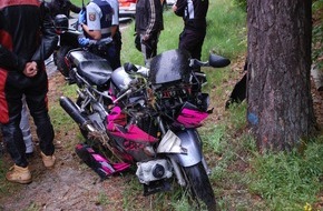 Polizeipräsidium Westpfalz: POL-PPWP: Motorradunfall auf der B 48 - Fahranfänger verletzt sich leicht