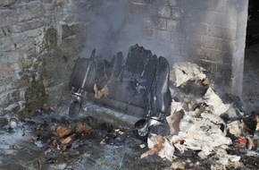 Kreispolizeibehörde Höxter: POL-HX: Mülltonnen brennen in Brakel