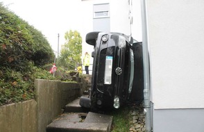 Kreispolizeibehörde Siegen-Wittgenstein: POL-SI: VW Golf landet nach Fahrt über Mauer auf der Seite - #polsiwi
