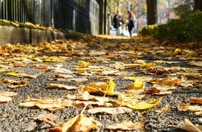 HUK-COBURG: Wenn die Blätter fallen: Wer haftet bei rutschigen Bürgersteigen? / Privathaftpflichtversicherung und Kehrpflicht zwei Seiten einer Medaille