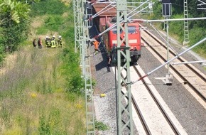 Polizeiinspektion Rotenburg: POL-ROW: ++ Brand im Güterzug - Polizei sperrt Bahnstrecke und B 215 ++