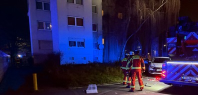 Feuerwehr D&uuml;ren: FW D&uuml;ren: Zimmerbrand mit vermisster Person - Feuerwehr D&uuml;ren im Einsatz
