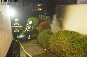 Feuerwehr Iserlohn: FW-MK: Mülltonnnen brannten - eine Ausbreitung auf eine Garage konnte verhindert werden