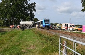 Polizeiinspektion Stade: POL-STD: 61-jähriger Traktorfahrer bei Unfall mit Zug schwer verletzt - Bahnstrecke Buxtehude- Bremervörde voll gesperrt