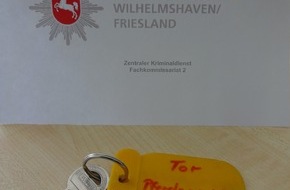 Polizeiinspektion Wilhelmshaven/Friesland: POL-WHV: Beim Einbruch Schlüssel mit Anhänger (FOTO) verloren oder mitgehen lassen? Polizei sucht den Eigentümer bzw. weitere Zeugenhinweise, die bei den Ermittlungen weiterhelfen