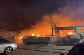 Feuerwehr Frankfurt am Main: FW-F: Lagerhallenbrand in Rödelheim