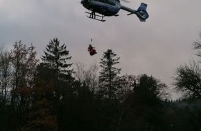 Feuerwehr Stuttgart: FW Stuttgart: Gemeinsame Pressemitteilung der Feuerwehr Stuttgart und des Polizeipräsidiums Einsatz: Verletzter Arbeiter auf Sendemast mittels Polizeihubschrauber und Höhenrettung in Kaisersbach gerettet