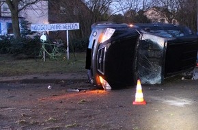 Polizei Minden-Lübbecke: POL-MI: Auto überschlägt sich in Wehdem - Beifahrer (9) verletzt
