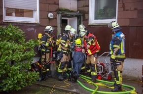 Feuerwehr Essen: FW-E: Kellerbrand in Mehrfamilienhaus erfordert Großeinsatz der Feuerwehr - Gebäude unbewohnbar