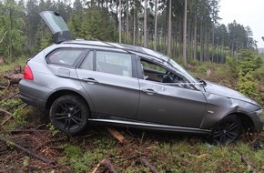 Kreispolizeibehörde Olpe: POL-OE: PKW-Fahrer weicht gestürztem Kradfahrer aus- zwei verletzte Personen