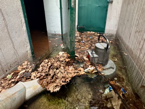 FW-OLL: Wasserrohrbruch setzt Kellergeschoss von Ahlhorner Grundschule großflächig unter Wasser