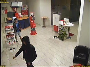 Hier versuchen diese beiden Jugendlichen, einen Geldautomaten aufzubrechen.