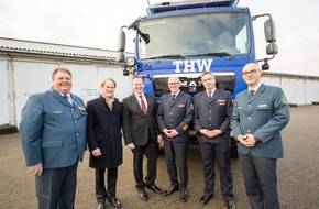 Feuerwehr Dortmund: FW-DO: Ehrung für die Feuerwehr
Übergabe der THW Ehrenplakette