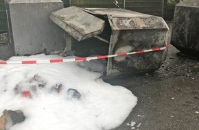 Polizei Mettmann: POL-ME: Altpapiercontainer wurde in Brand gesetzt - Mettmann - 2112061