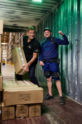 Ralf Moeller testet neues Exoskelett bei DACHSER