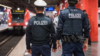 Bundespolizeidirektion München: Bundespolizeidirektion München: Angriff auf Zugabfertigungshelferin / S-Bahn Reisende greifen ein