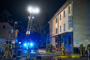 FW Menden: Gaststätte in Vollbrand - Feuerwehr rettet sechs Bewohner