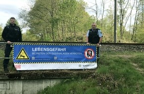 Bundespolizeiinspektion Bad Bentheim: BPOL-BadBentheim: Bundespolizei warnt mit Banner / Vermehrt Steine und Äste auf den Gleisen