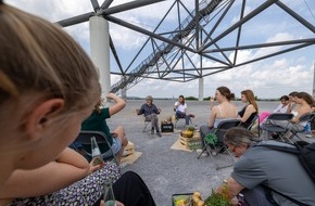 Brost-Stiftung: Drei Schulklassen gewinnen den Ideenwettbewerb "Ruhr Natur" der Brost-Stiftung / Projektpate Reinhold Messner besteigt mit einer der drei Gewinnerklassen die Halde an der Beckstraße in Bottrop