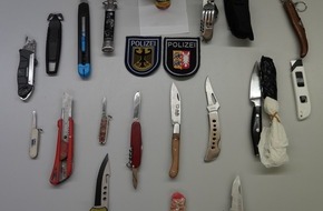 Polizeidirektion Ratzeburg: POL-RZ: Gemeinsamer Einsatz gegen Gewalt im ÖPNV von Landes- und Bundespolizei - Kontrolle des Waffen- und Messerverbotes an den Bahnhöfen in Bad Oldesloe, Ahrensburg und Reinfeld