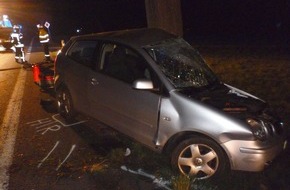 Polizei Minden-Lübbecke: POL-MI: Auto prallt mit Fahrertür gegen Baum: 22-Jähriger leicht verletzt