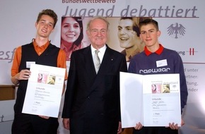 Gemeinnützige Hertie-Stiftung: Bundeswettbewerb Jugend debattiert 2003: Jakob Michael Gleim und Dominic Divivier gewinnen das Finale beim Bundespräsidenten