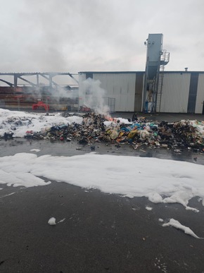 FW Dörentrup: Brand im Industriegebiet Dörentrup-Humfeld - Feuerwehr erneut im Großeinsatz