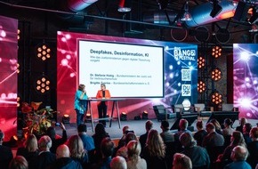 DUP UNTERNEHMER-Magazin: Hubig k&uuml;ndigt sch&auml;rferes Vorgehen gegen Deepfakes an / BIG BANG KI FESTIVAL 2026 mit Besucherrekord: 11.400 G&auml;ste / Microsoft-Manager Alexander Britz fordert KI-Verhaltenskodex, Jens de Buhr KI-Pause