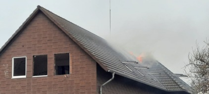 Landespolizeiinspektion Nordhausen: LPI-NDH: Dachstuhl ausgebrannt