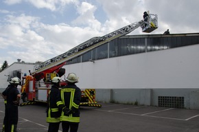 FW Menden: Unwettereinsätze, Blitz löst Sirene aus, Brandeinsatz in Wohnheim